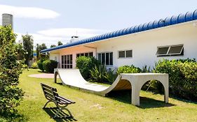 Apto 2 quartos completo em Condomínio Clube a 350 metros da praia do Campeche